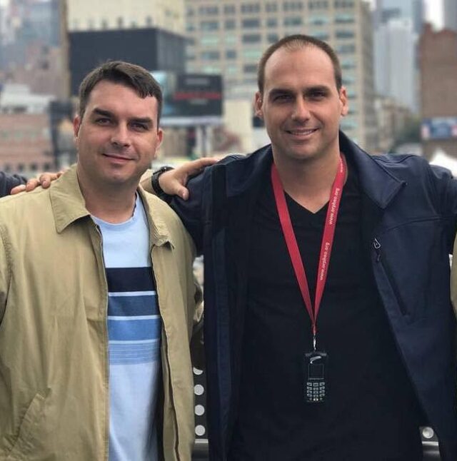 Flávio Bolsonaro chega a Miami e é recebido pelo irmão Eduardo em meio a informações sobre saída do Brasil