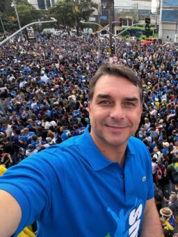 Flávio Bolsonaro muda de posição e anuncia voto a favor do fim da escala 6×1