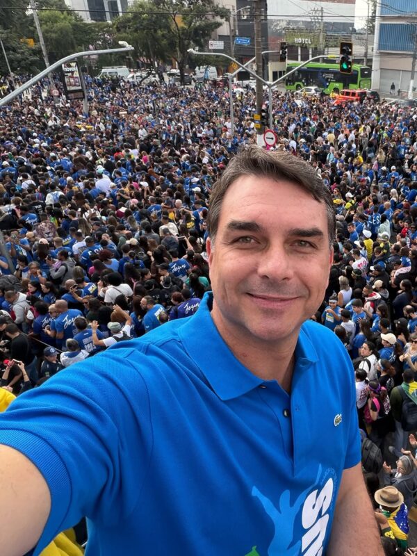 Flávio Bolsonaro muda de posição e anuncia voto a favor do fim da escala 6×1