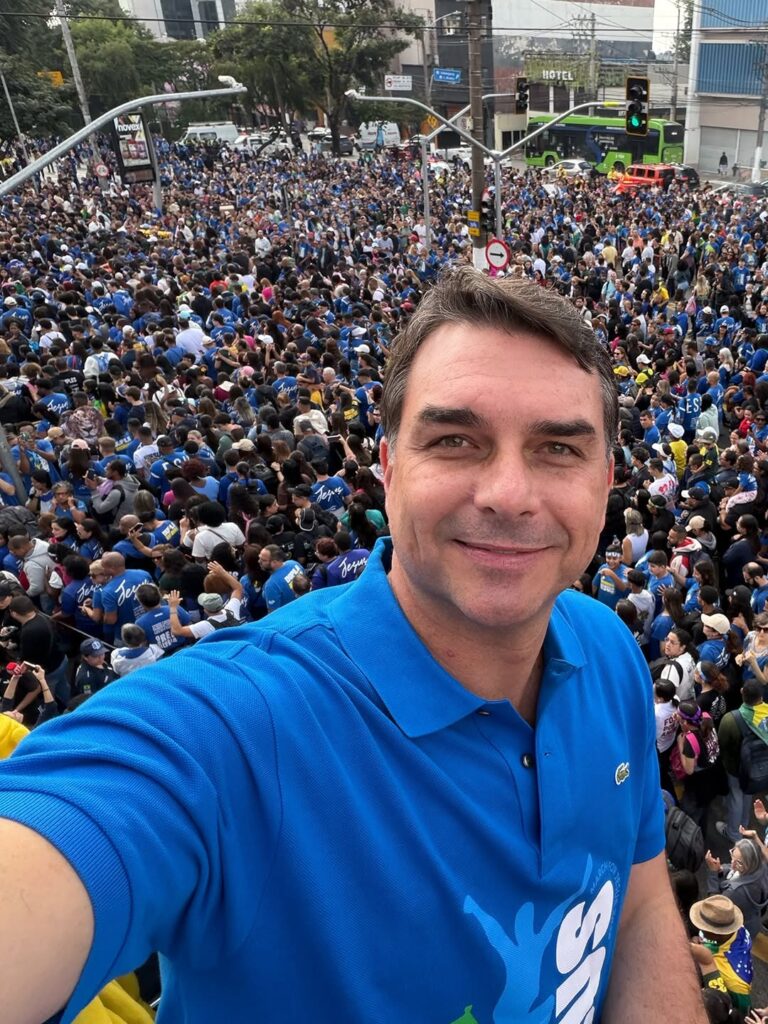 Flávio Bolsonaro muda de posição e anuncia voto a favor do fim da escala 6×1