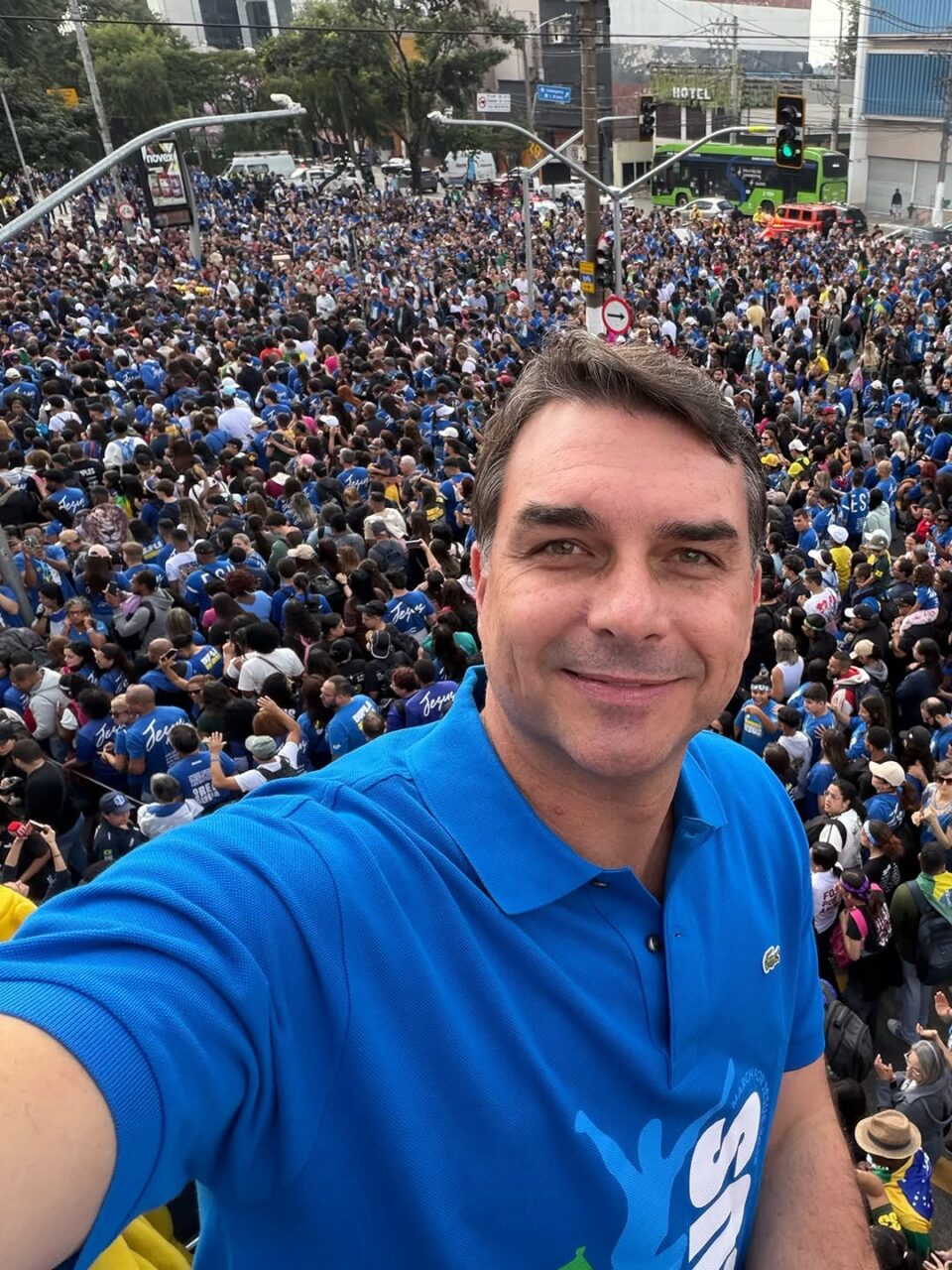 Flávio Bolsonaro muda de posição e anuncia voto a favor do fim da escala 6×1