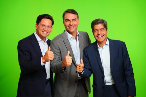 ACM Neto pede votos para Flávio Bolsonaro e afirma que Bahia não pode ficar “na contramão” do Brasil