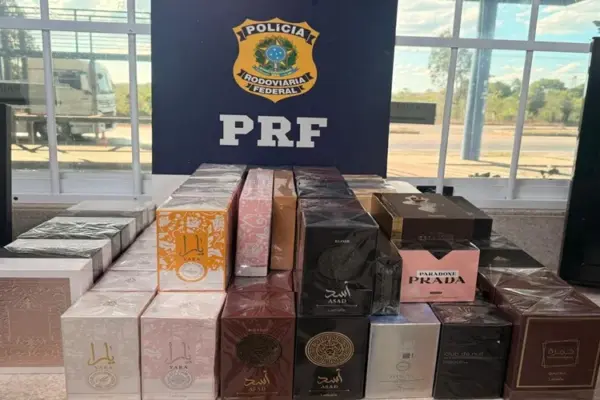 PRF apreende perfumes do Paraguai sem documentação fiscal na BR-116, em Vitória da Conquista