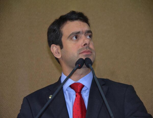 Tiago Correia anuncia apoio da oposição à reeleição de Ivana Bastos na presidência da AL-BA