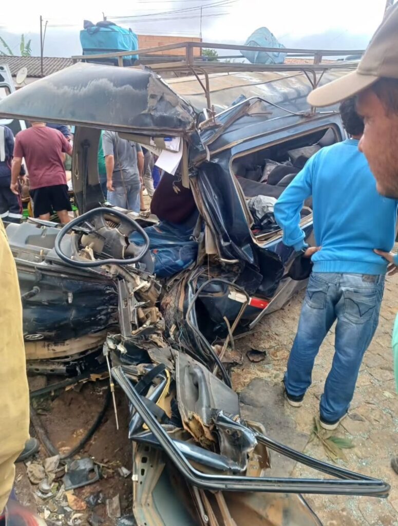 Acidente com van e carro deixa várias pessoas feridas em Planalto e sete são transferidas em estado grave para o HGVC Acidente com van e carro deixa várias pessoas feridas em Planalto e sete são transferidas em estado grave para o HGVC